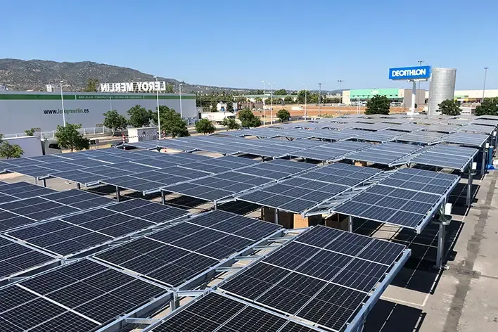 Instalación de placas solares por Imelect en el aparcamiento del Leroy Merlin y Decathlon de Cordoba