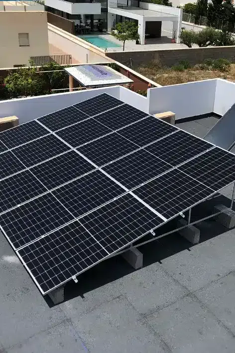 Imagen de placas solares instaladas por Imelect en el terrado de una vivienda